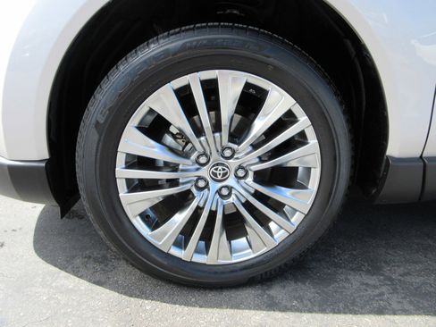 Used 2024 Toyota Venza XLE image 48