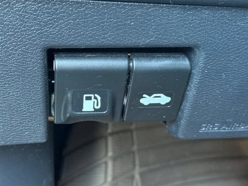Used 2021 Nissan Versa SV FWD image 42