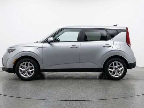 Used 2025 Kia Soul LX w/ LX Technology Package FWD image 5