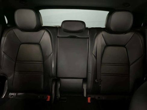 Used 2019 Porsche Cayenne w/ Premium Package image 76