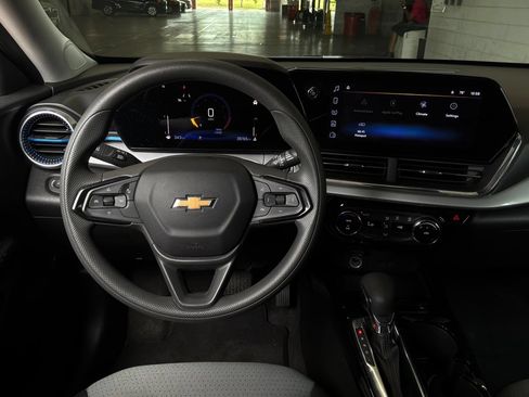 Used 2025 Chevrolet Trax LT FWD image 13