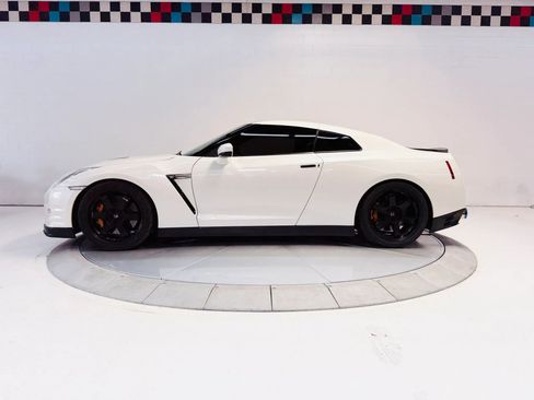 Used 2014 Nissan GT-R Black Edition AWD/4WD image 2