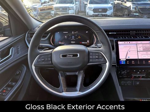 Used 2023 Jeep Grand Cherokee L Limited w/ Luxury Tech Group II image 17