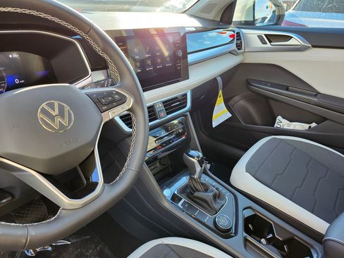 New 2026 Volkswagen Taos SE image 9