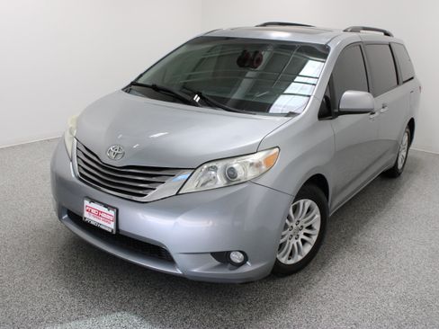 Used 2015 Toyota Sienna XLE Premium FWD image 2