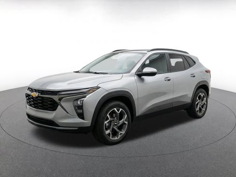 Used 2025 Chevrolet Trax LT FWD image 3