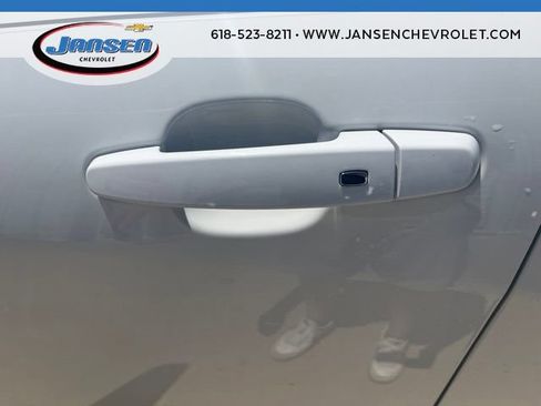 Used 2019 Chevrolet Equinox LT w/ Driver Convenience Package FWD image 9