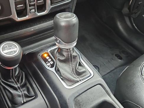 Used 2022 Jeep Wrangler Unlimited Sahara w/ Cold Weather Group AWD/4WD image 10