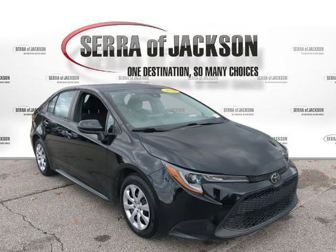 Used 2022 Toyota Corolla LE image 2