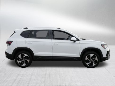 Used 2025 Volkswagen Taos SE w/ Panoramic Sunroof Package AWD/4WD image 8