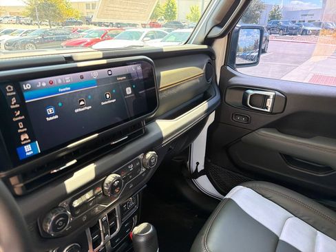 Used 2025 Jeep Gladiator Mojave w/ Convenience Group AWD/4WD image 27