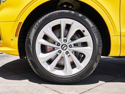 Used 2023 Bentley Bentayga AWD/4WD image 3