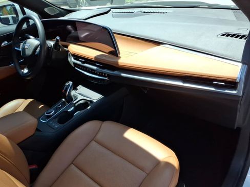 Used 2024 Cadillac XT4 Premium Luxury w/ Technology Package FWD image 5
