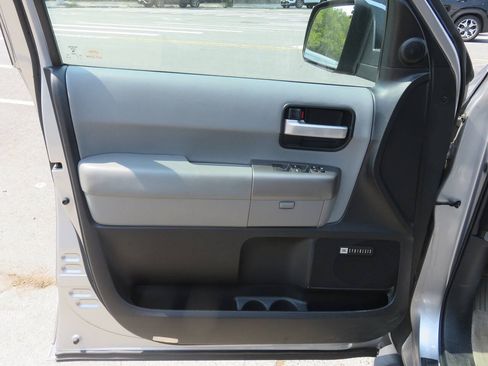 Used 2011 Toyota Sequoia Limited AWD/4WD image 31