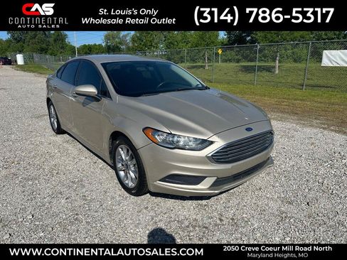 Used 2017 Ford Fusion SE w/ Fusion SE Technology Package FWD image 1