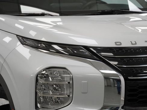 Used 2023 Mitsubishi Outlander SE image 7