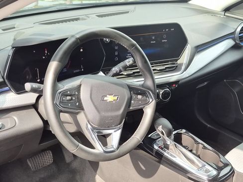 Used 2025 Chevrolet Trax LT w/ LT Convenience Package FWD image 15