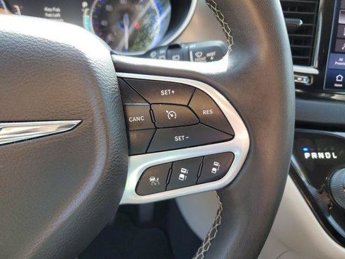 Used 2023 Chrysler Pacifica Touring-L FWD image 22