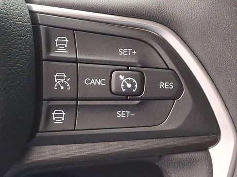 Used 2023 Jeep Grand Cherokee Laredo AWD/4WD image 22