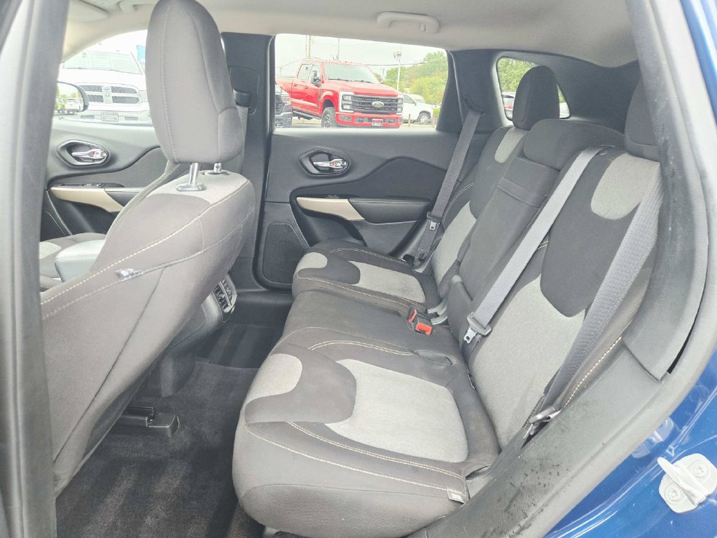 Used 2018 Jeep Cherokee Latitude w/ Cold Weather Group AWD/4WD image 12