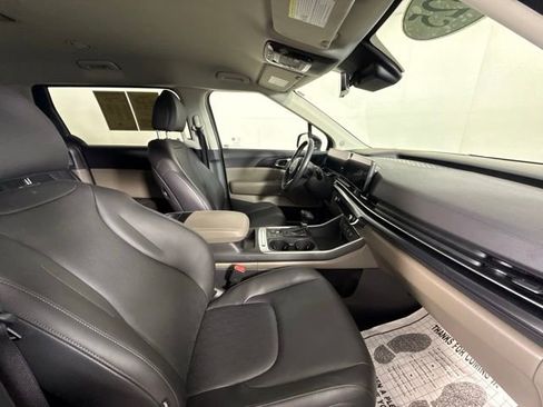 Used 2025 Kia Carnival image 33