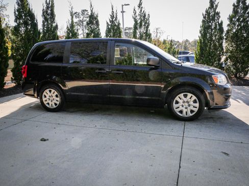 Used 2019 Dodge Grand Caravan SE w/ UConnect Hands-Free Group image 11