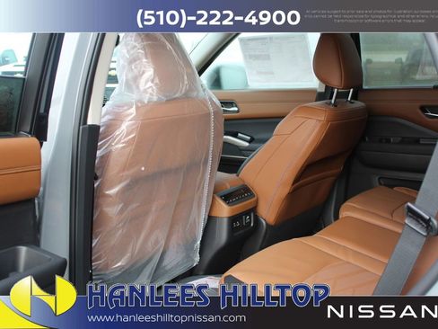 New 2025 Nissan Pathfinder Platinum w/ Black Appearance Package image 18