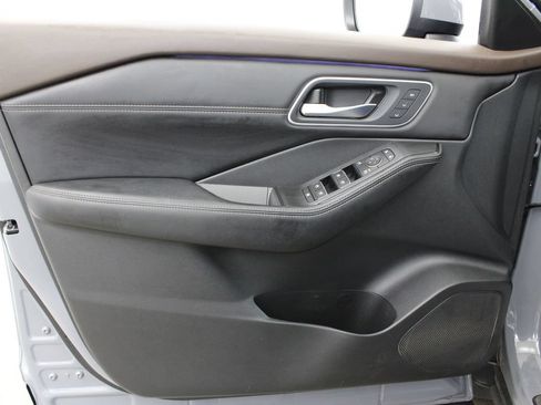 Used 2023 Nissan Rogue Platinum w/ Platinum Premium Package FWD image 18