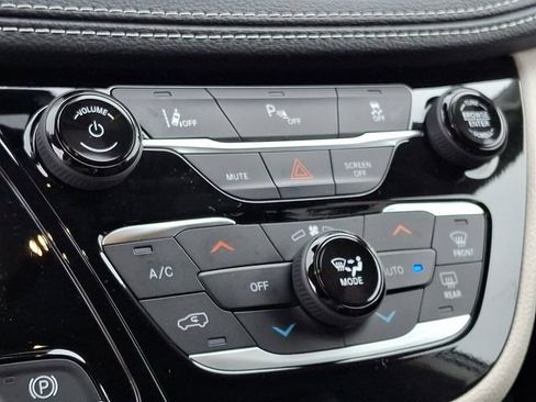 Used 2023 Chrysler Pacifica Touring-L image 16