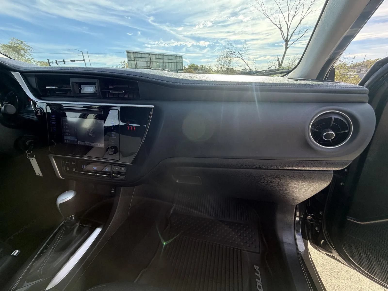 Used 2018 Toyota Corolla LE FWD image 14