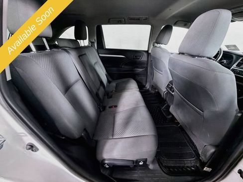 Used 2019 Toyota Highlander LE AWD/4WD image 27