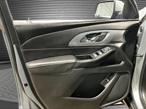 Used 2023 Chevrolet Traverse LT FWD image 18