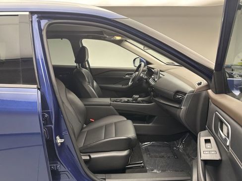 Used 2021 Nissan Rogue SV w/ Premium Package image 16