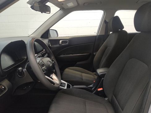 Used 2023 Hyundai Venue SE image 17