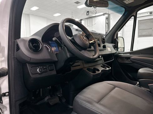 Used 2025 Mercedes-Benz Sprinter 2500 image 10