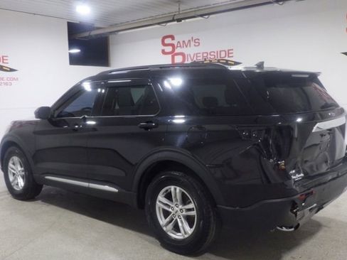 Used 2023 Ford Explorer XLT w/ Equipment Group 202A AWD/4WD image 2