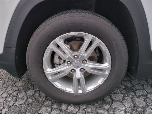 Used 2024 GMC Terrain SLE image 10