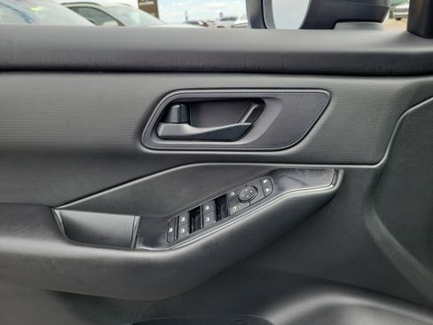 Used 2024 Nissan Rogue S AWD/4WD image 17