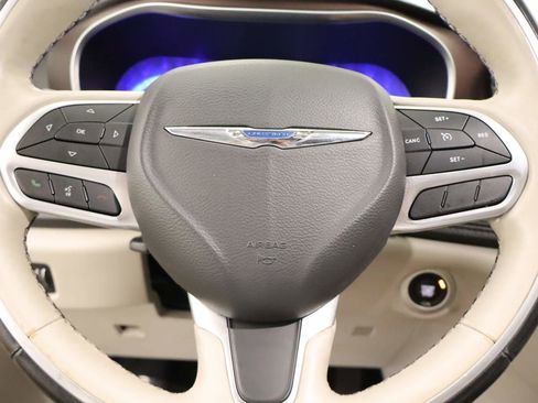 Used 2020 Chrysler Pacifica Limited image 12