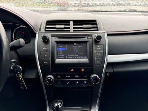 Used 2016 Toyota Camry SE image 25