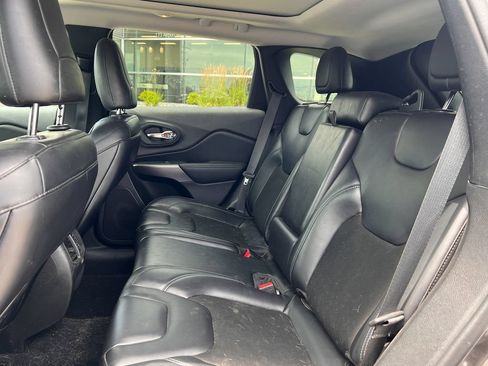 Used 2021 Jeep Cherokee Latitude Plus w/ Sun & Sound Group AWD/4WD image 13