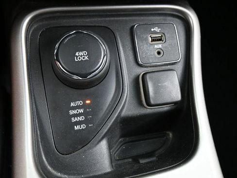 Used 2018 Jeep Compass Latitude w/ Popular Equipment Group image 12