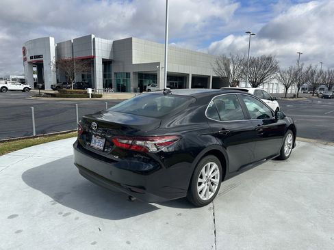 Used 2021 Toyota Camry LE image 10
