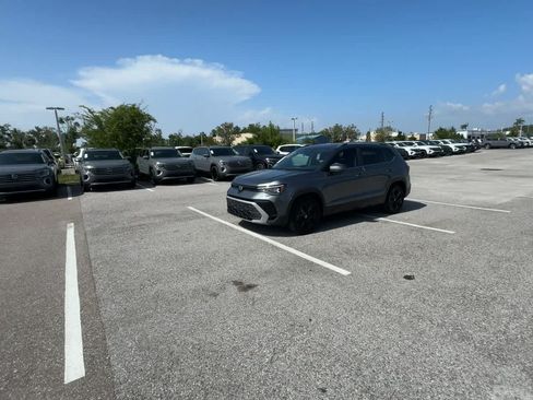 Certified 2025 Volkswagen Taos SE w/ Panoramic Sunroof Package FWD image 4
