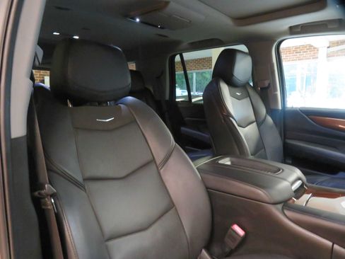 Used 2018 Cadillac Escalade Luxury AWD/4WD image 32
