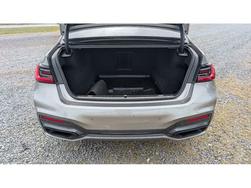 Used 2022 BMW 750i xDrive w/ Executive Package image 13