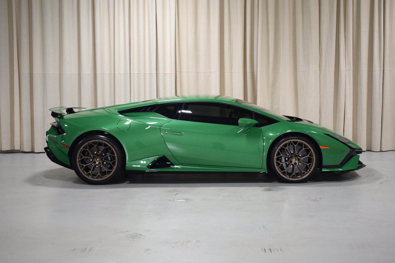 Used 2023 Lamborghini Huracan Tecnica RWD image 3
