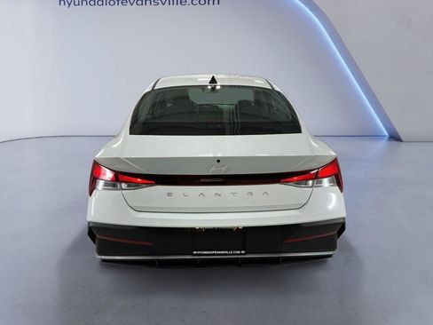 Certified 2025 Hyundai Elantra SE FWD image 3
