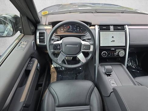 Used 2025 Land Rover Discovery Dynamic SE AWD/4WD image 16