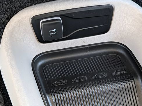 Used 2024 Chrysler Pacifica Limited FWD image 29